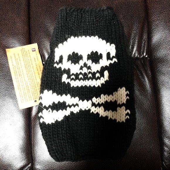 Chilly Dog Sweater
Pet Halloween ☠️🐶☠️ - Picture 1 of 5